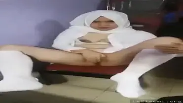Bokep Jilbab Putih Colmek Memek Basah Lumer